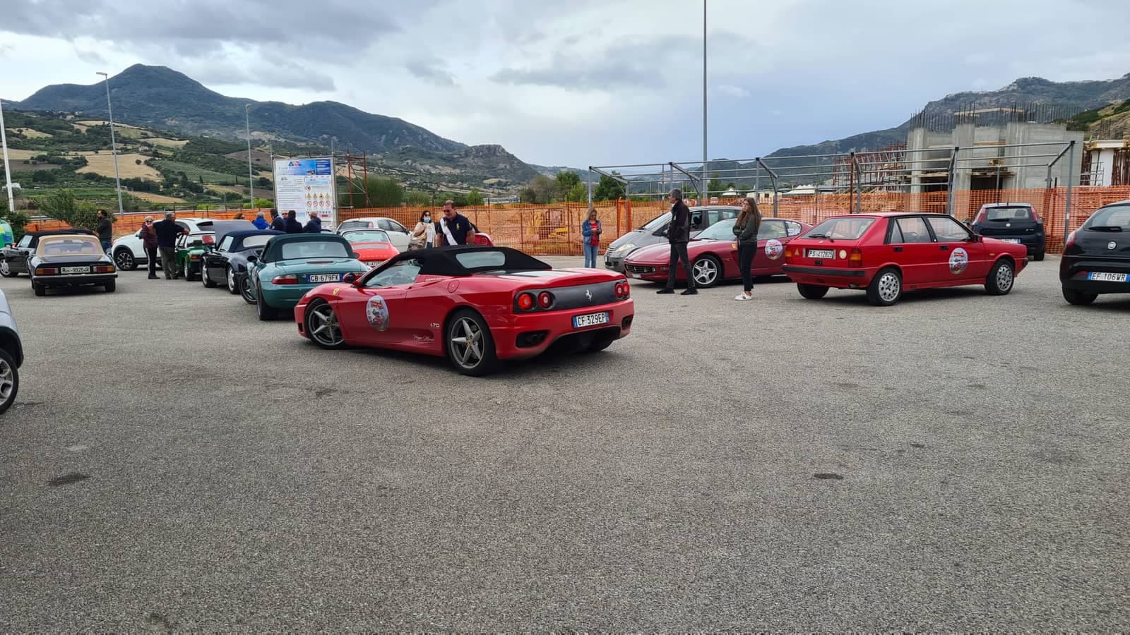 Auto d'epoca in sosta alla stazione IFLEM