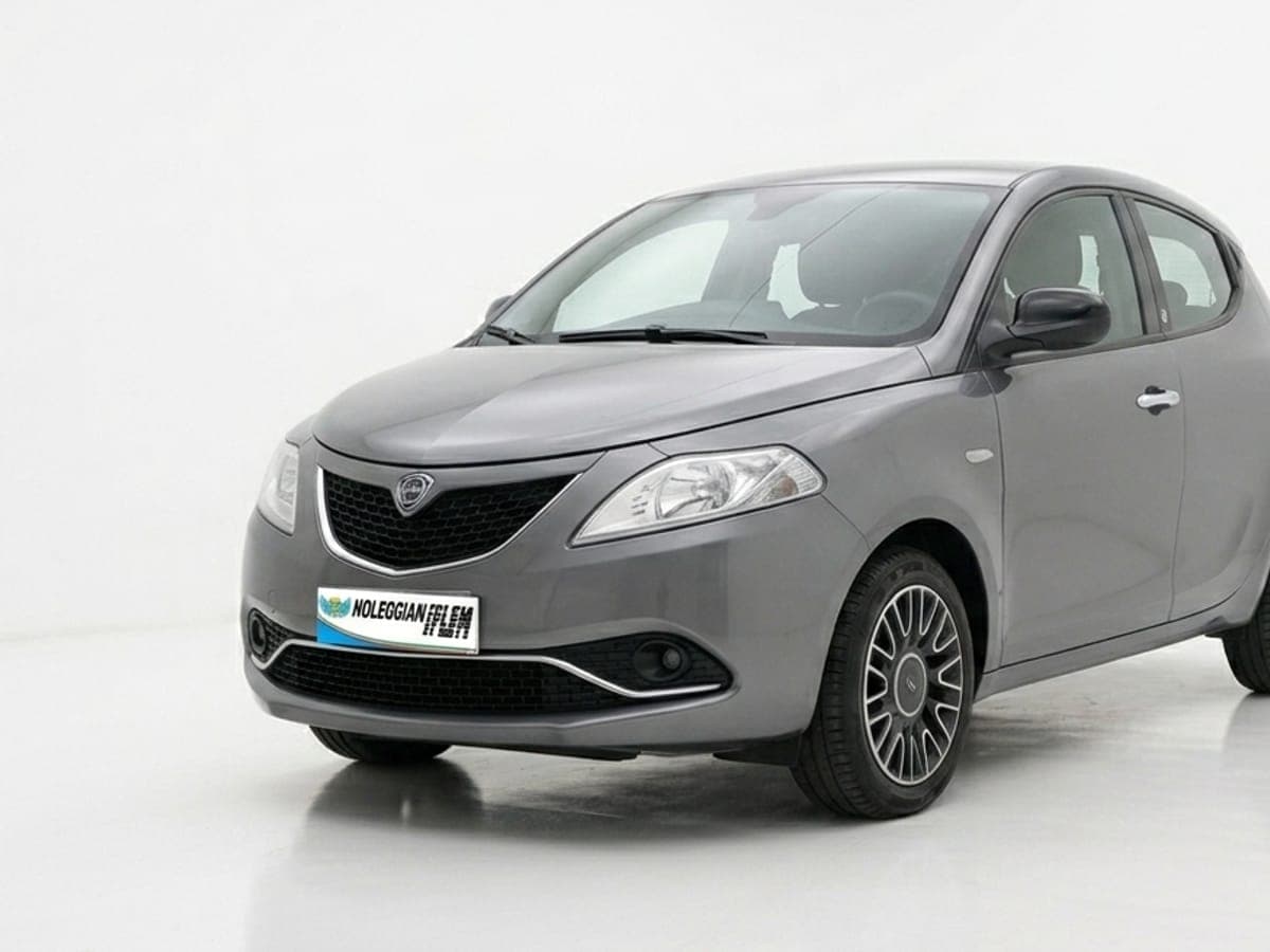 Lancia Ypsilon grigia