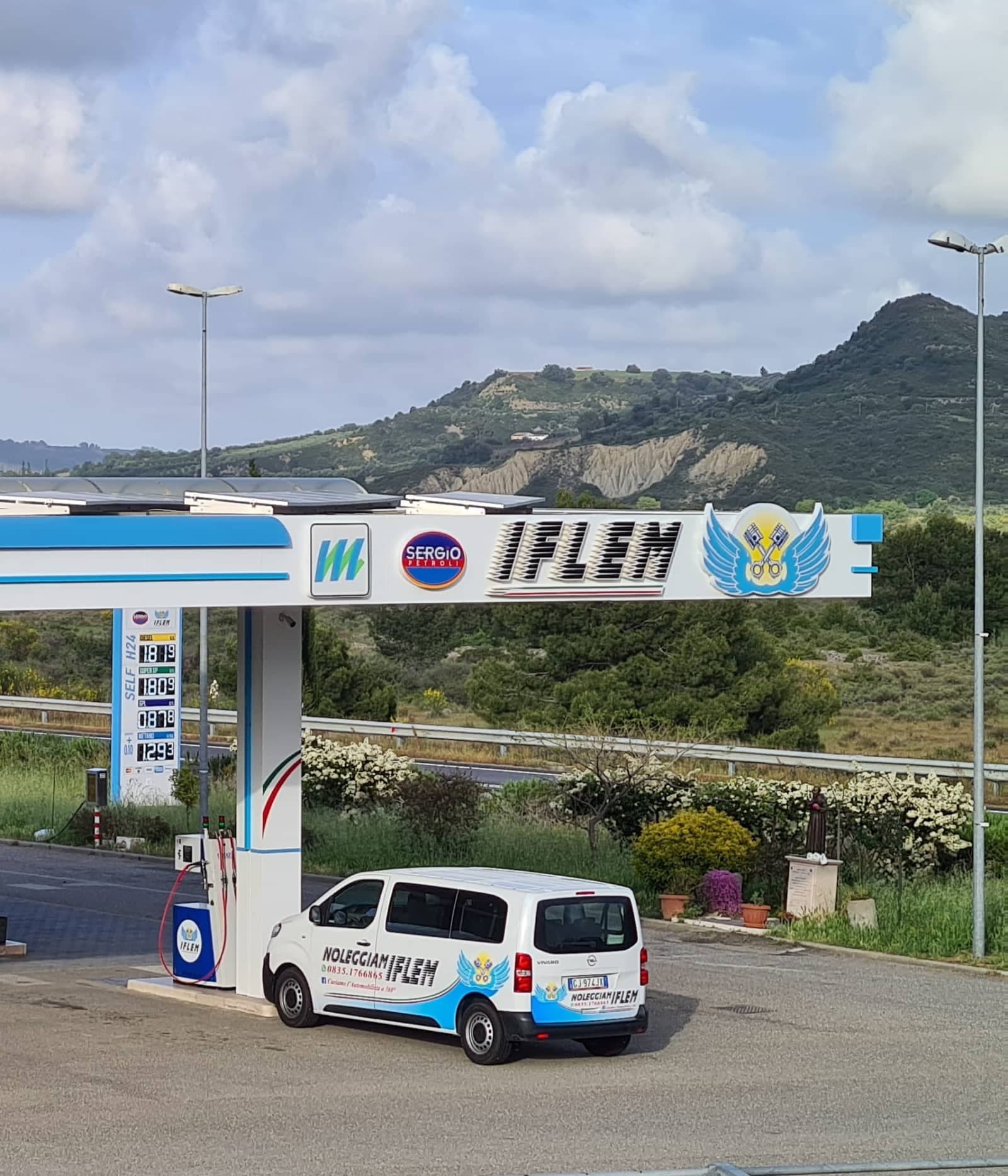 Insegna della stazione IFLEM con le colline sullo sfondo