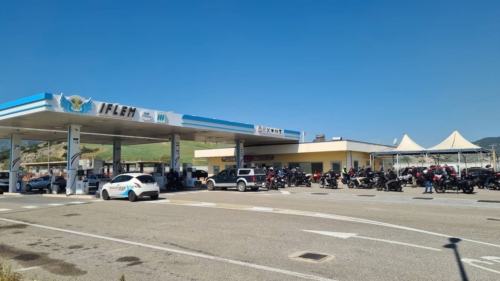 Il piazzale della stazione IFLEM durante un raduno di motociclisti